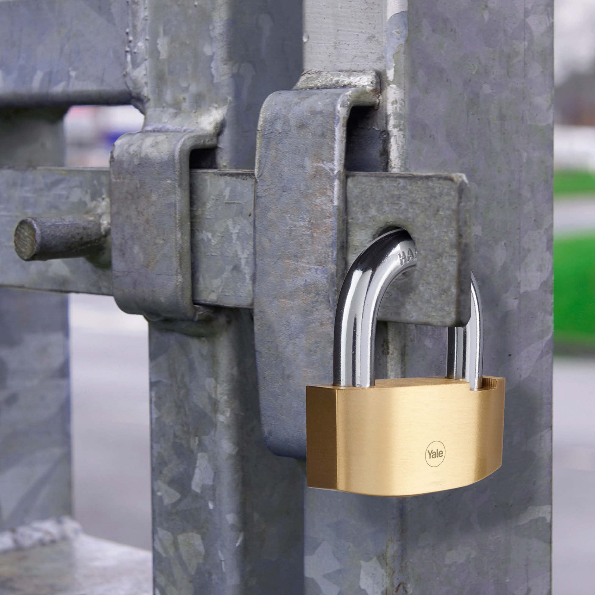 yale-y2b-80-138-1-cadenas-de-s-curit-en-laiton-80-mm-anse-acier-c-ment image 2
